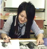 枝川真理、鉛筆画を描いている写真